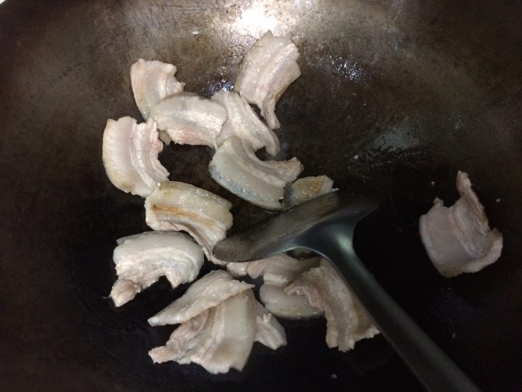 青蒜白木耳炒五花肉步骤4