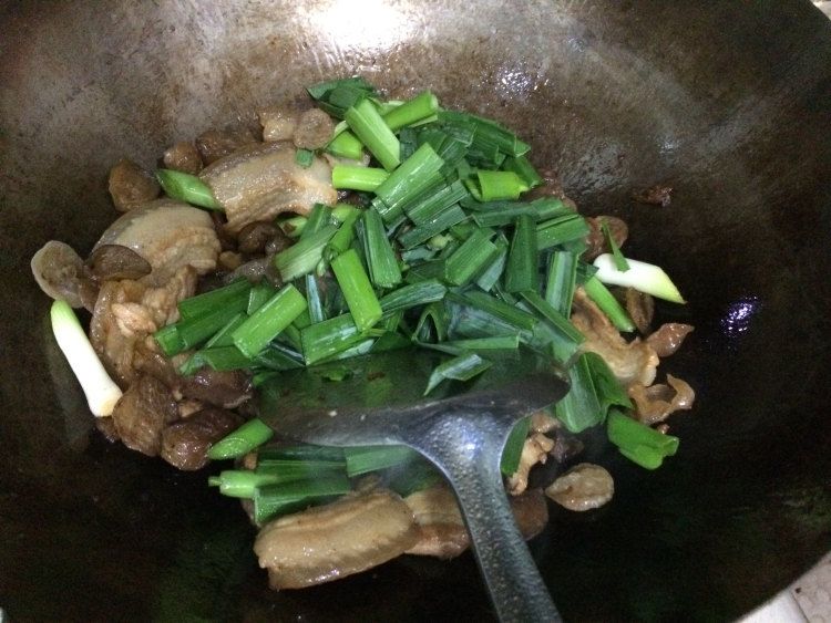 青蒜白木耳炒五花肉步骤8