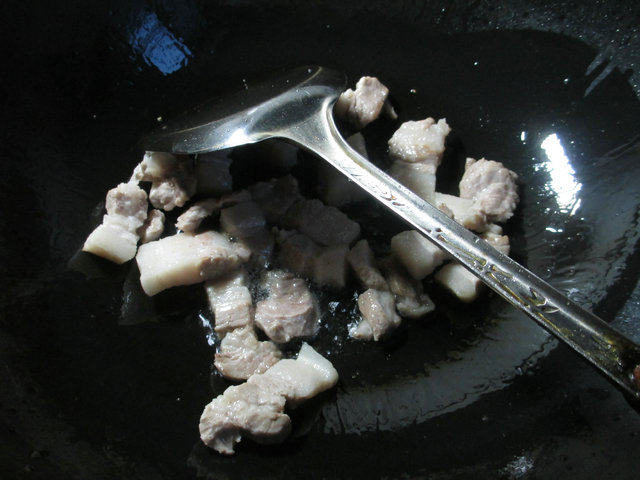 五花肉金针菇炖扁豆步骤2