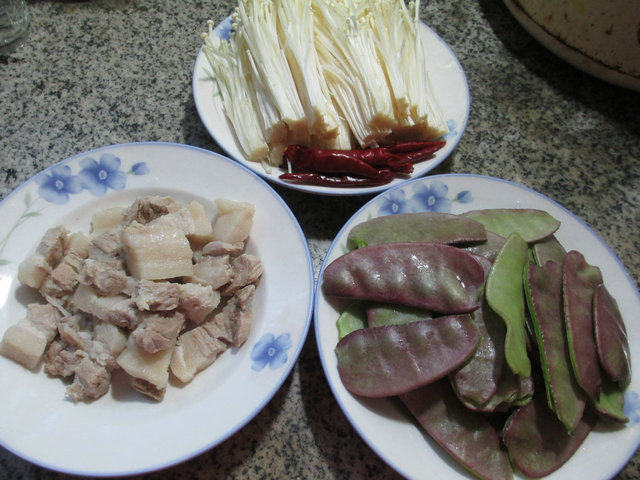 五花肉金针菇炖扁豆步骤1