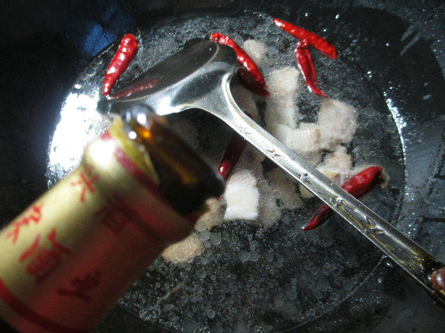 五花肉金针菇炖扁豆步骤4