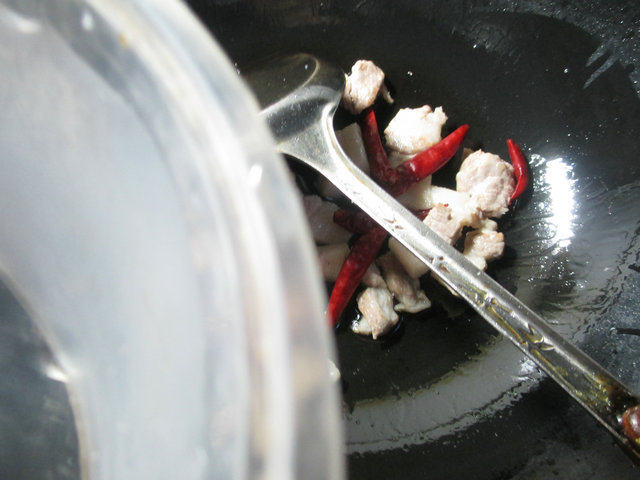 五花肉金针菇炖扁豆步骤3