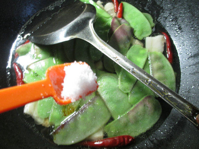 五花肉金针菇炖扁豆步骤9
