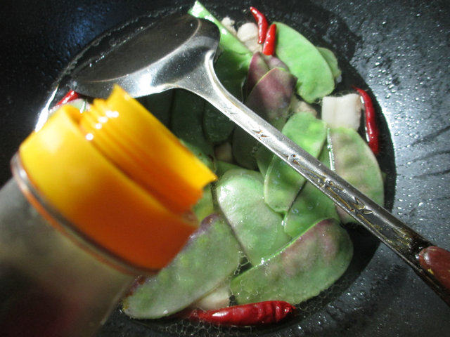 五花肉金针菇炖扁豆步骤7