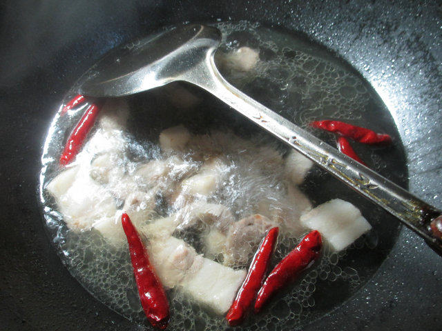 五花肉金针菇炖扁豆步骤5