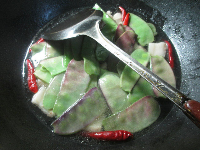 五花肉金针菇炖扁豆步骤6