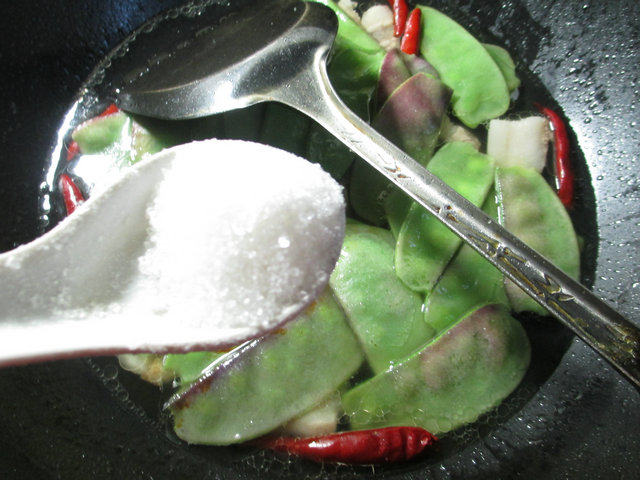 五花肉金针菇炖扁豆步骤8