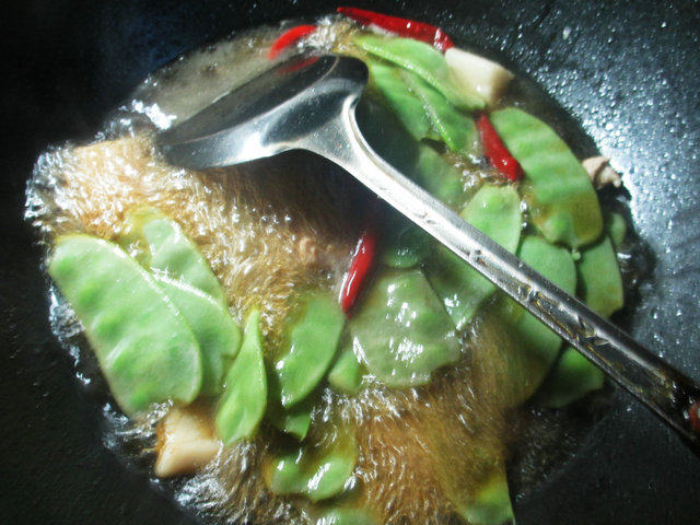 五花肉金针菇炖扁豆步骤10
