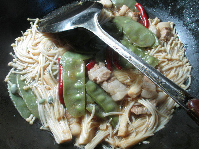 五花肉金针菇炖扁豆步骤11