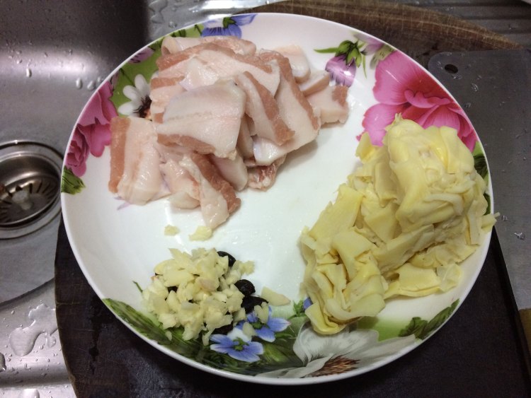 五花肉焖夏笋步骤2