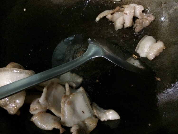 五花肉焖夏笋步骤5