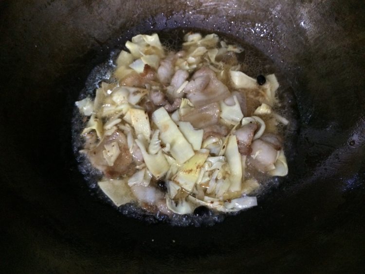 五花肉焖夏笋步骤9