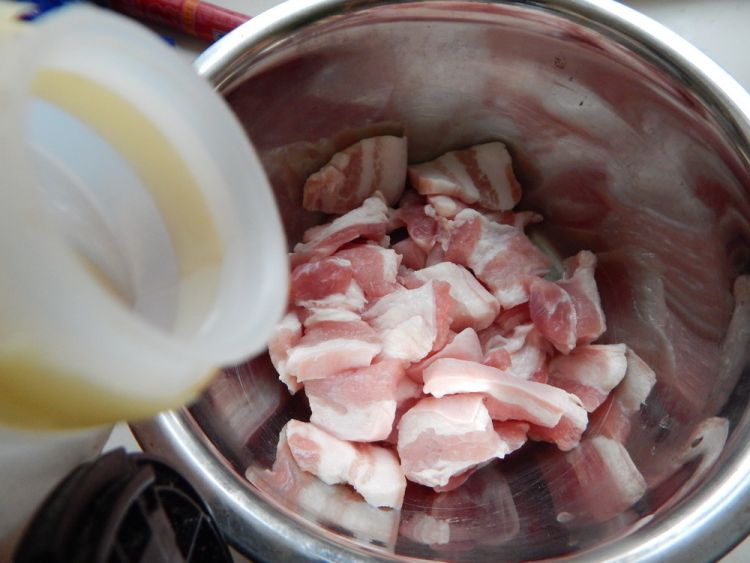 土豆粉蒸五花肉片步骤2