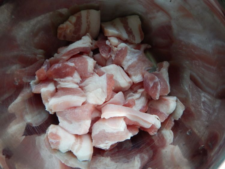 土豆粉蒸五花肉片步骤1