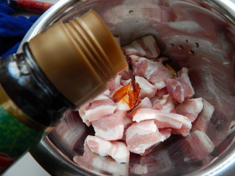 土豆粉蒸五花肉片步骤3