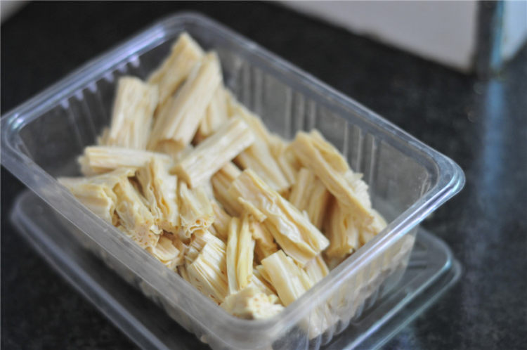 腐竹炒回锅肉步骤1
