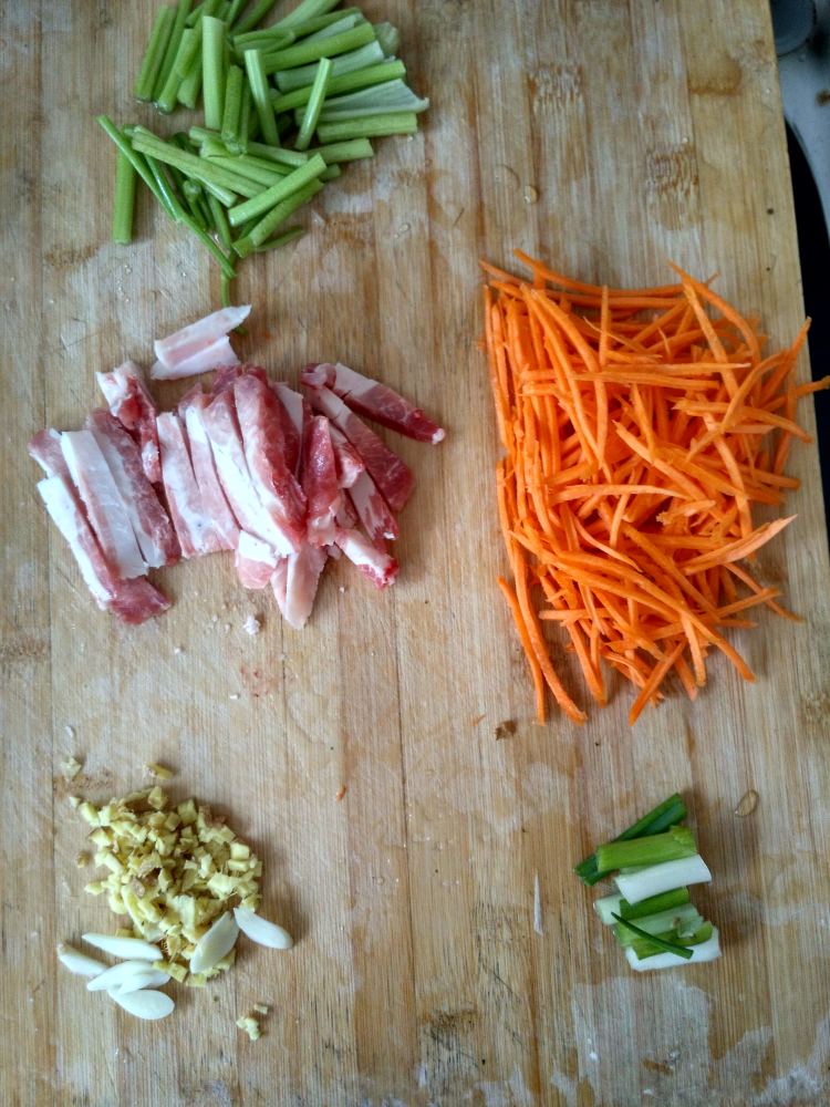 肉炒土豆芹菜胡萝卜步骤1