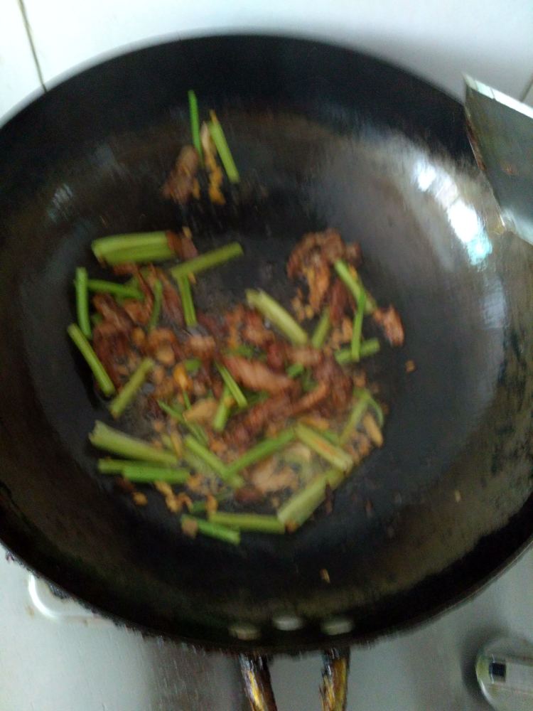 肉炒土豆芹菜胡萝卜步骤6