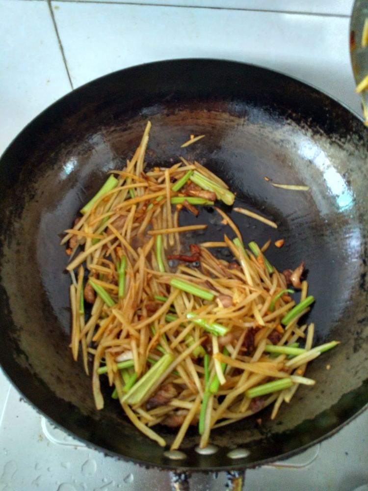 肉炒土豆芹菜胡萝卜步骤7