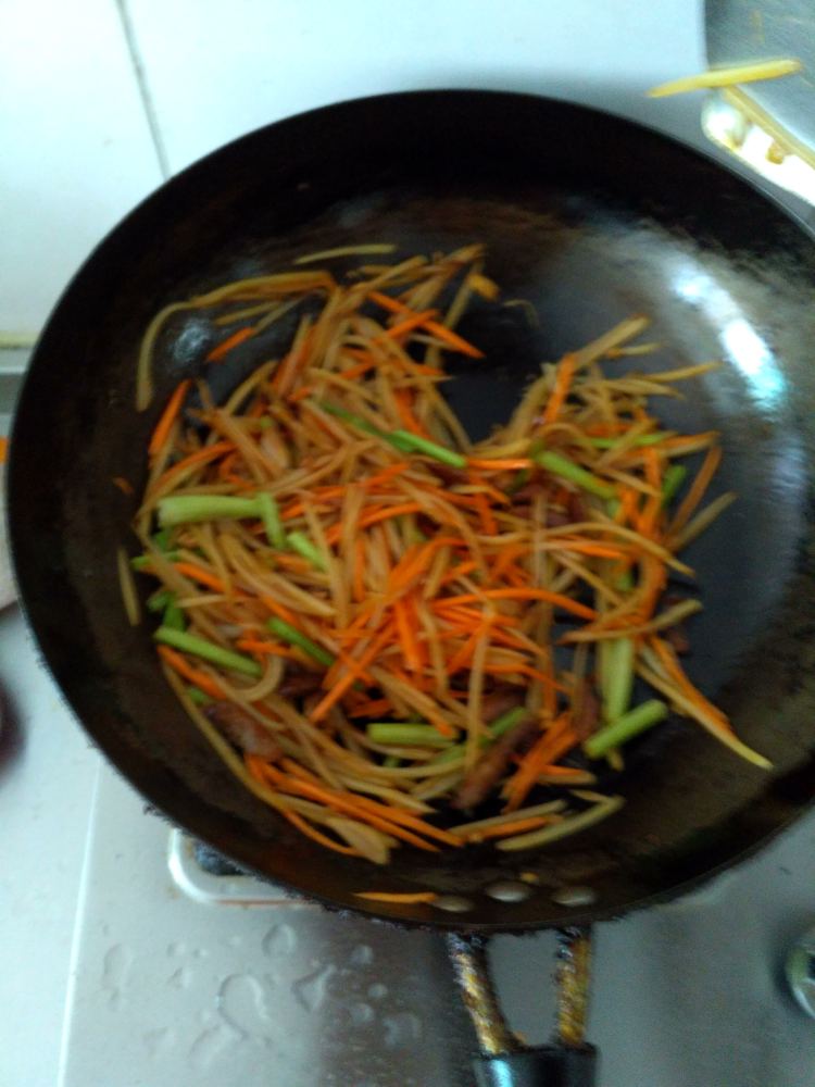 肉炒土豆芹菜胡萝卜步骤8