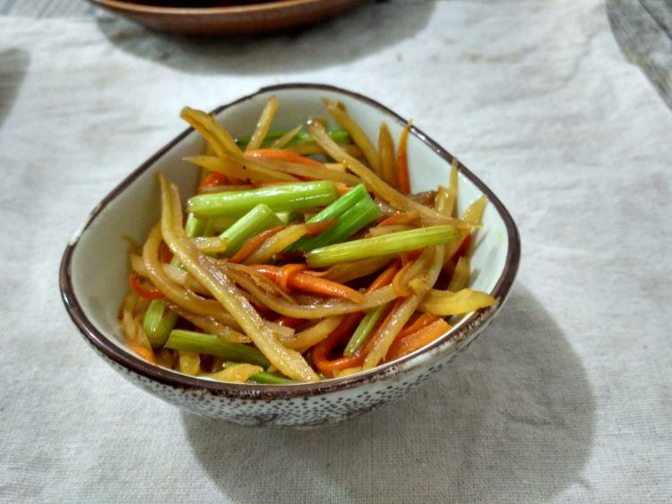 肉炒土豆芹菜胡萝卜步骤10