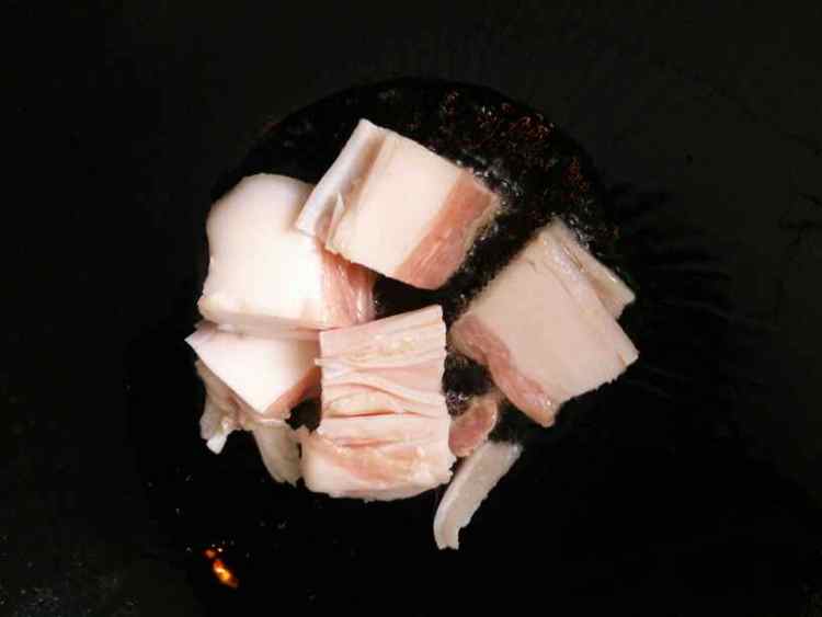 尖椒炒五花肉步骤3