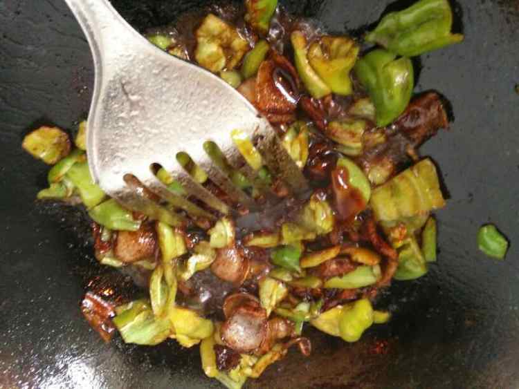 尖椒炒五花肉步骤7