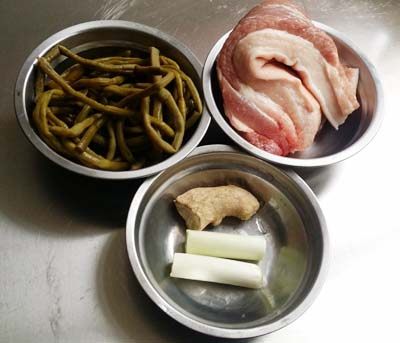 酸豆角焖五花肉步骤1