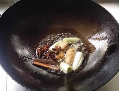 酸豆角焖五花肉步骤4