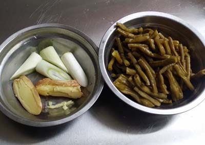 酸豆角焖五花肉步骤3