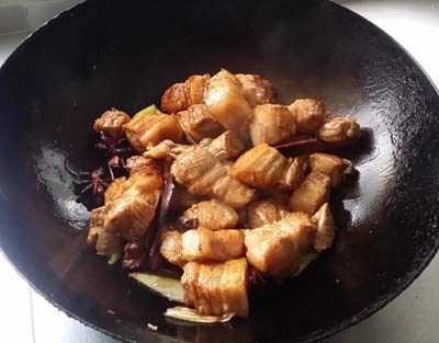 酸豆角焖五花肉步骤5