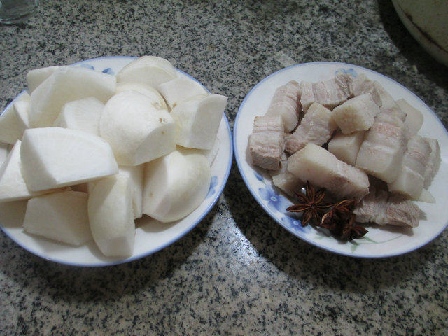 萝卜烧五花肉步骤1