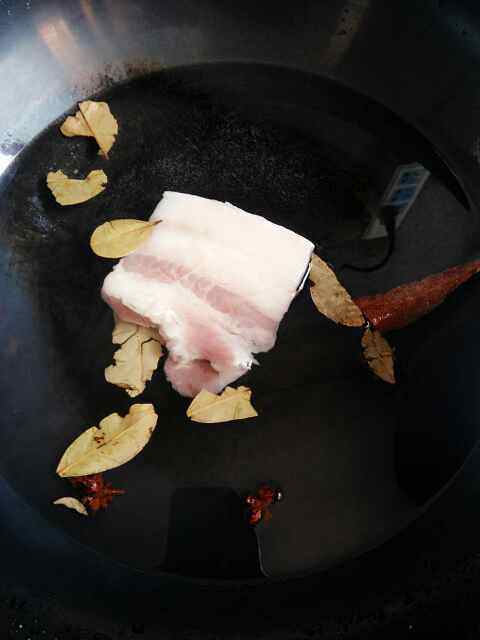 五花肉豆角烩豆皮步骤1