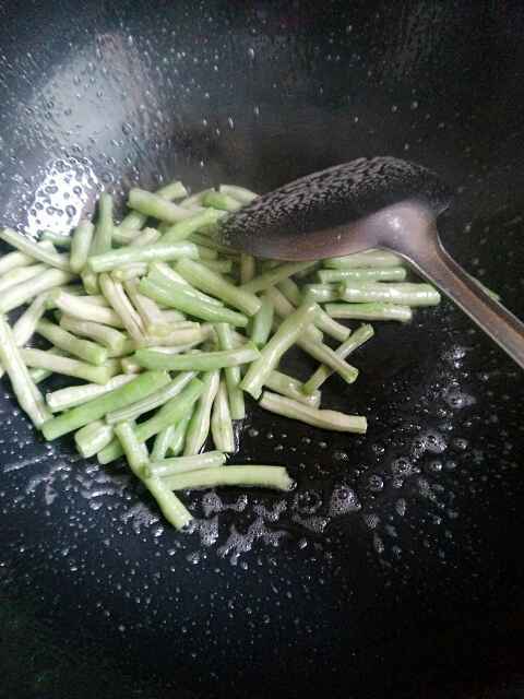 五花肉豆角烩豆皮步骤5