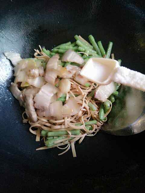 五花肉豆角烩豆皮步骤7