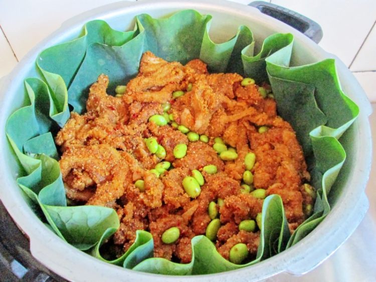 青豆荷叶粉蒸肉步骤6
