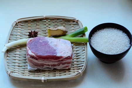 红烧肉焖饭步骤1