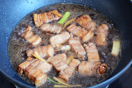 红烧肉焖饭步骤7