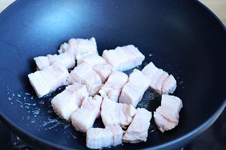 红烧肉焖饭步骤4