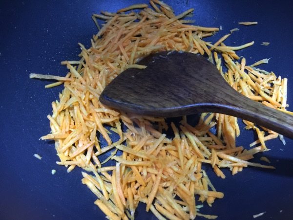 肚肉炒饭步骤2