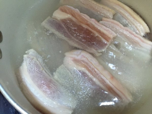 腐乳香梅菜扣肉步骤2