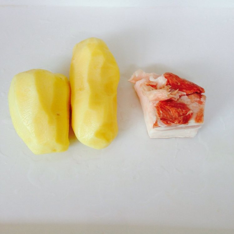 五花肉干锅土豆片步骤1