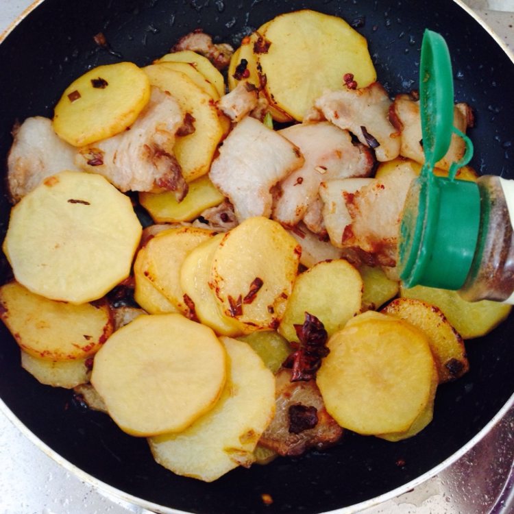 五花肉干锅土豆片步骤10
