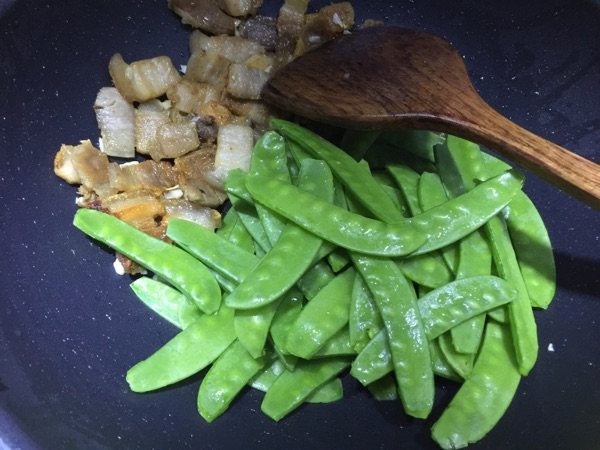 荷兰豆煸炒五花肉步骤4