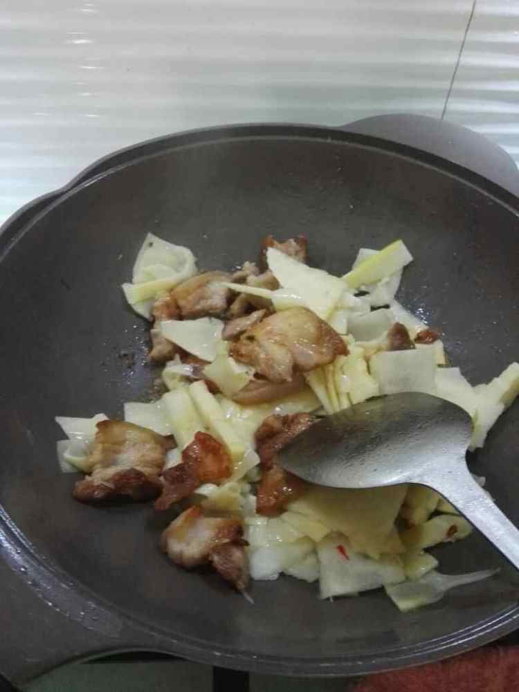 五花肉炒苦笋步骤6