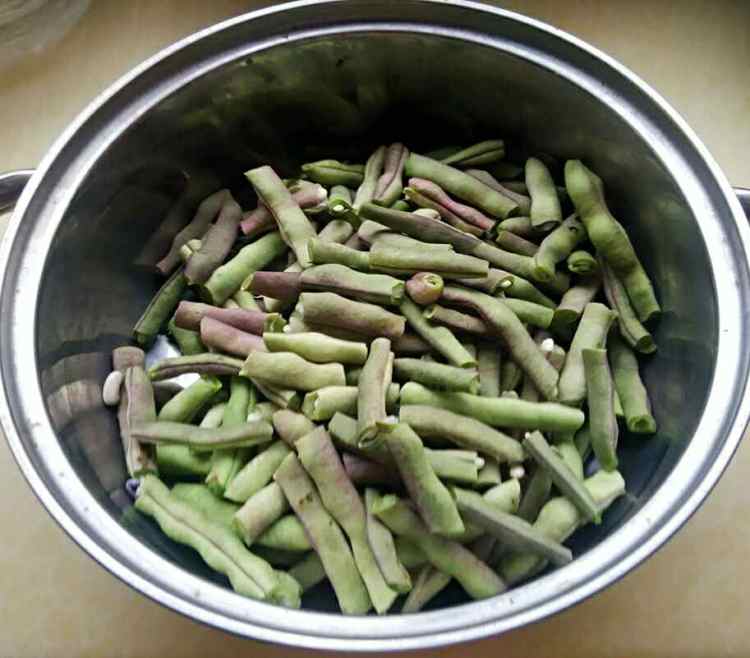 铁锅豆角焖面步骤1