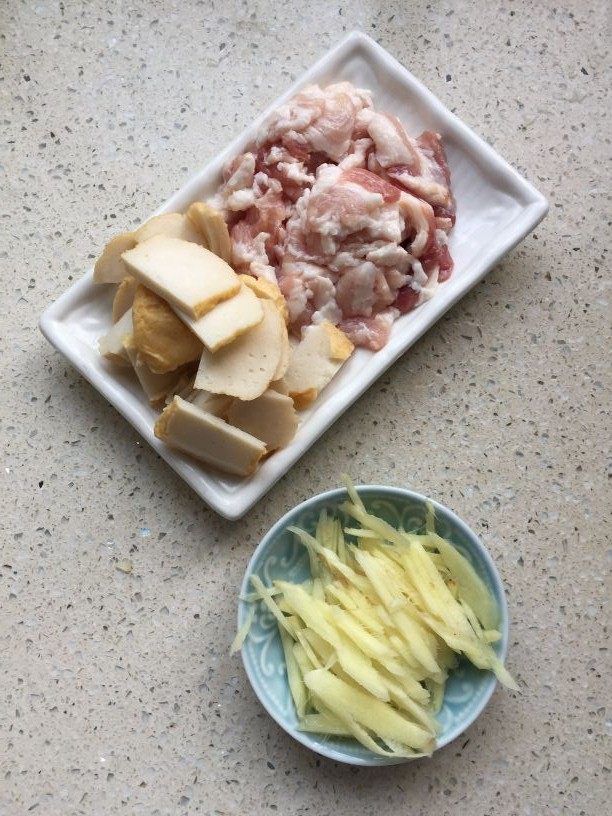 姜丝油渣鱼饼步骤1