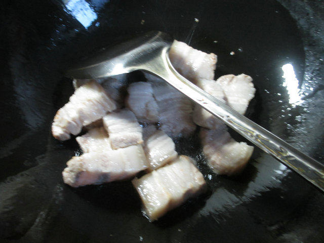 茶树菇茭白烧五花肉步骤2
