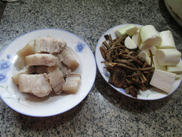 茶树菇茭白烧五花肉步骤1