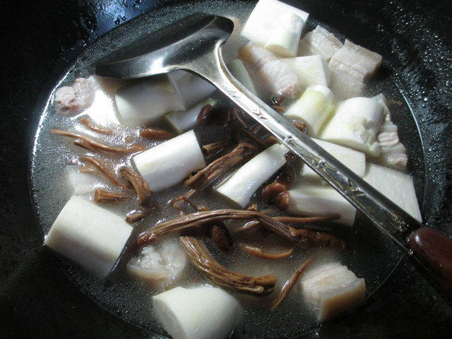 茶树菇茭白烧五花肉步骤6